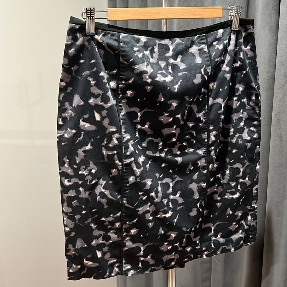 Loft skirt patterned with black piping